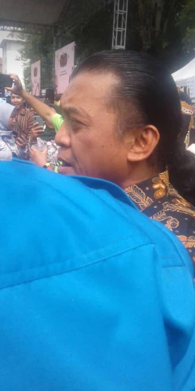 Didi Kempot, salah satu pengisi acara Nitilaku UGM. Didi Kempot dikelilingi penggemarnya di Balairung UGM, Minggu, 15 Desember 2019